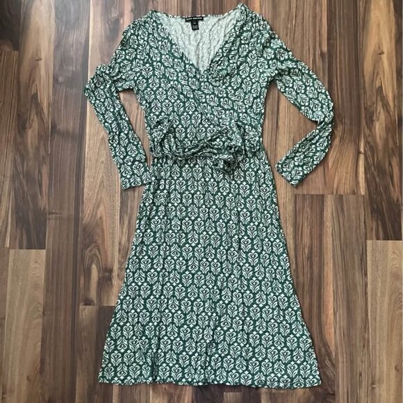 Club Monaco Dresses & Skirts - Club Monaco green and white wrap dress size M